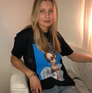 ZARA T-shirt med tryck  - Snygg t-shirt från Zara i Stl M och sitter lite oversized på mig, passar de flesta storlekar beroende hur man vill att den ska sitta🦋🦋