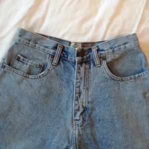  - Högmidjade och snygg passform.