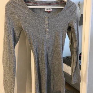 Tommy hilfiger långärmad ribbad tröja - Skit fin tröja från hilfiger älskar denna men den börjar tyvär bli förliten känns onödigt att kasta en så fin tröja därför säljer jag den. Köpt för 399 :-