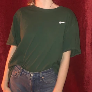 Nike t-shirt grön  - Oversized grön t-shirt från Nike. Inköpt second hand i Paris, ej använd många gånger! Startpris 50kr - Buda i kommentarerna 💖🕊 Jag uppdaterar här i beskrivningen vad högsta budet ligger på. (Köparen står för frakt)
