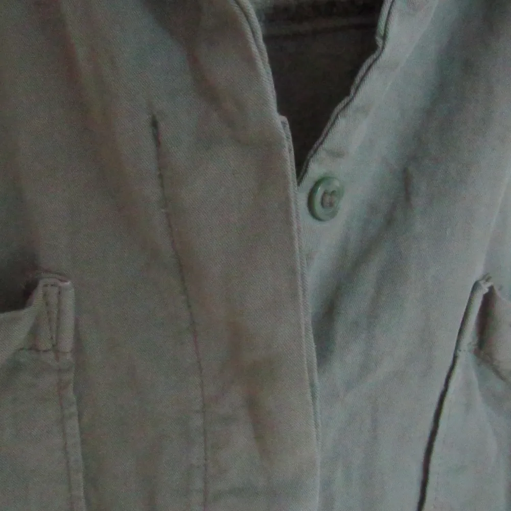 DM om du har frågor om plagg/pris⚡️   Grön skjorta/blus från BikBok! Säljer då den inte kommer till användning längre. Frakt tillkommer.. Blusar.