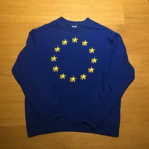 Långärmad Odyssey-tröja - Blå tröja av Stockolm-baserade märket Odyssey (@odysseyeurope ig). One-time release säljs inte längre. Hög kvalité på tyget och trycket som är broderat. Tröjan för övrigt i nyskick. Kan mötas i Åkersberga samt Täby, annars står köparen för frakt (66 kr). För referens till storleken är jag 181 lång. 