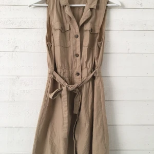 Mörkare beige klänning - En klänning från hm i storlek 36 som tyvärr inte passar mig längre. Jag har använt den ganska mycket. Hör av er för fler bilder. Du som köpare står för frakten💜