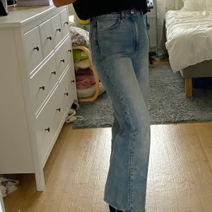Wide leg jeans - Säljer ett par snygga jeans med vida ben! Storlek 26 och dom sitter perfekt på mig! Möts upp i Stockholm, men kan även frakta! BUDA💕😌