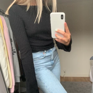 Svart ribbad tröja - Svart ribbad tröja med en aning utsvängda armar i storlek xs från bershka. Använd få gånger och är i bra skick!