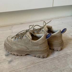Eytys skor - Eytys angel skor i beige mocka! Knappt använda, säljer pga för små för mig! Möts upp i Stockholm Eller så står köparen för frakten!💖