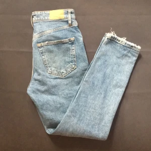 Jeans  - Blå jeans med fin tvätt. Stl 38 från Gina tricot. Ingenting att anmärka på. Knappar i midjan