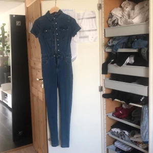 Jumpsuit i jeans - Jumpsuit från Fashion Nova, liten i storleken. Säljes pga ej min stil, använd 1 gång. Hör av er✨❤️