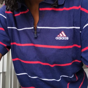 Adidas t-shirt - En trendig randig Adidas t-shirt. Köpte den second hand från Humana. Den är i storlek M, men passar alla beroende på hur man vill ha den. Frakt tillkommer! 