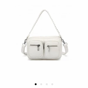 Noella väska - Säljer min varsamt använda vita leather noella väska. Finns få ”skråmor” på kanterna men inget man tänker på. Skriv för bilder på den!❤️