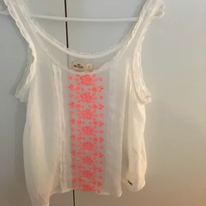 Hollister Linne  - Säljer ett hollister linne, som är lite genomskinligt. Super fint över en baddräkt eller bikini! Frakt tillkommer