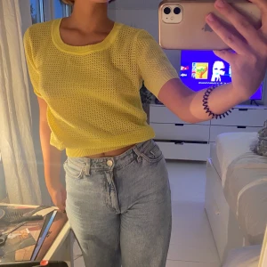 Stickad vintage tshirt - Säljer denna super söta gula vintage T-shirten köpt från humana. Passa xs-m. Hör av er vid intresse🥰