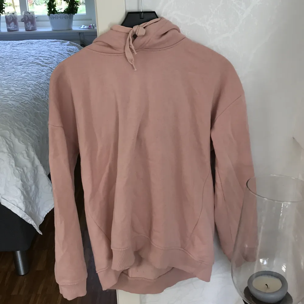 En skit snygg rosa hoodie. har använts en del, boxig i modelen. är i storlek M men den funkar som en L men också om man vill ha den större så funkar det också. Betalas via swich. frakten ingår inte i priset . Hoodies.