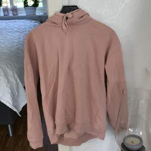 En skit snygg rosa hoodie. har använts en del, boxig i modelen. är i storlek M men den funkar som en L men också om man vill ha den större så funkar det också. Betalas via swich. frakten ingår inte i priset 