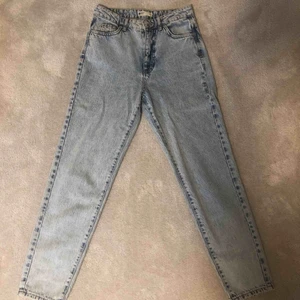  - Super fina blåa byxor från Gina tricot, modell mom jeans Dagny. Jag säljer dessa för jag köpt dom i en för stor storlek. Älskar färgen och perfekta nu till vintern. Köpte byxorna för 499 och säljer för 250. Aldrig använda! 🤍