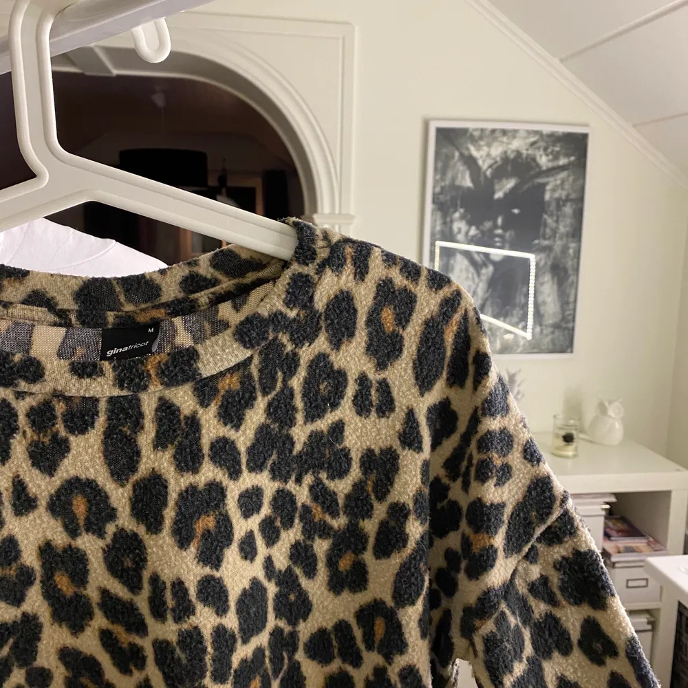 Långärmad leopardmönstrad tröja. Tröjor & Koftor.