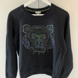 Tröja från KENZO - Tröja från kenzo med tryck fram. Köpt för 2000. Aldrig använd, väldigt fint skick! Storlek M (Liten i storleken, är som S)