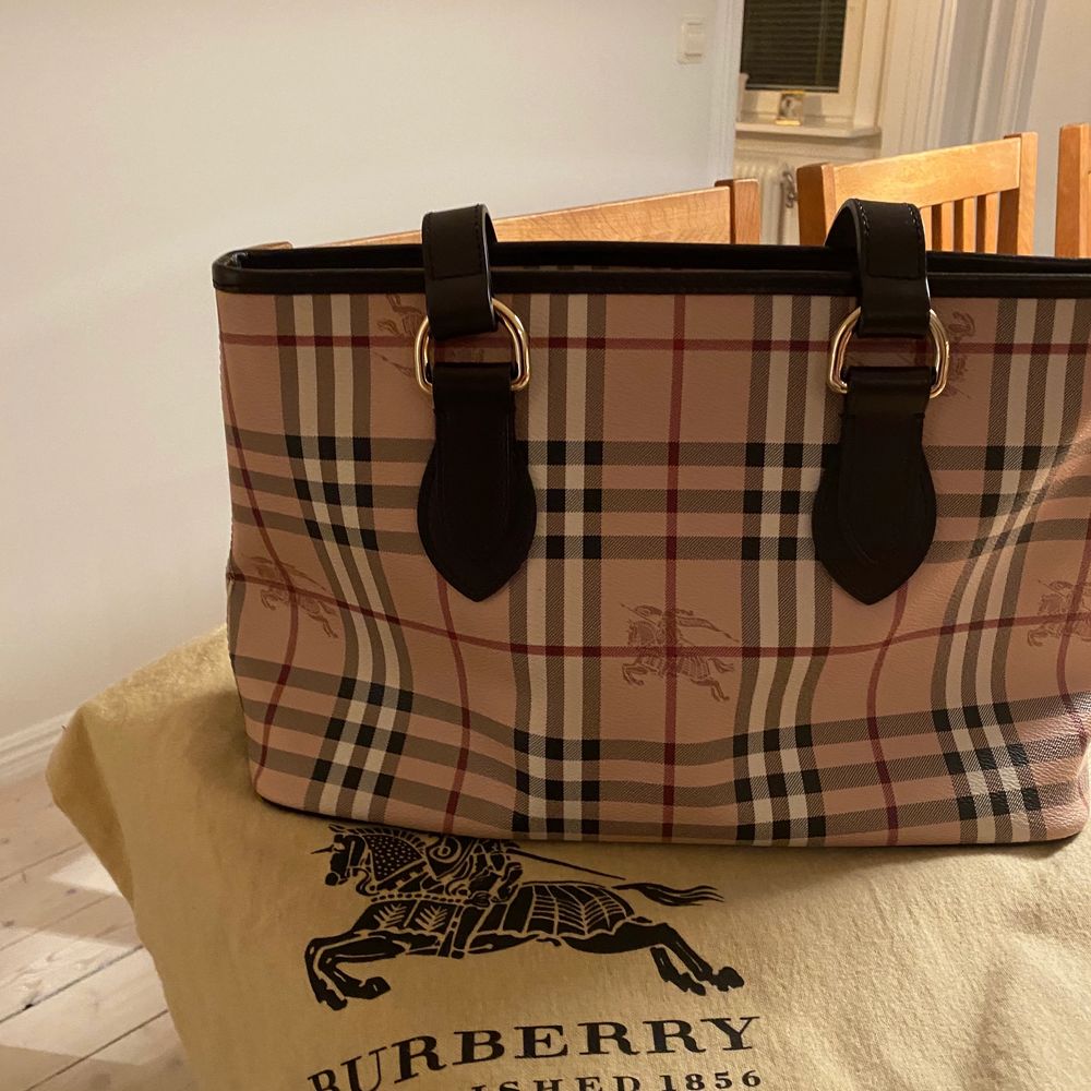Super snygg burberry väska köpt på NK rean, aldrig använd! Topp skick och en snygg klassisk väska❣️. Väskor.