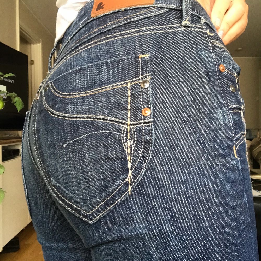 En par riktigt snygga bootcut jeans med fina detaljer!  Ville tydligt visa detaljerna, så vill man ha bild på hela byxorna får man gärna komma privat💞. Jeans & Byxor.