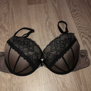 Bh med spetsdetalj - Bh från H&M med fin spetsdetalj, bra skick! Strl 80B 