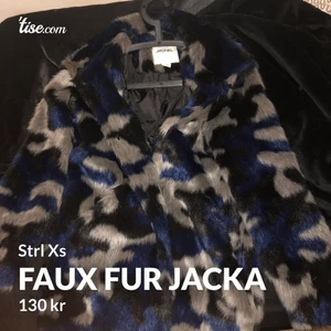 Faux fur jacka - Faux due jacka från Monki i strl Xs. Den passar mig som har strl S i vanliga fall och slutar ungefär precis under rumpan. (Jag är 166cm)  Frakt tillkommer: 50kr