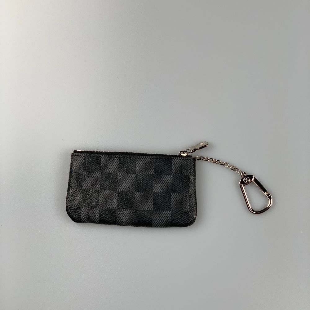 Louis Vuitton Monogram Key Pouch Säljs ny! Den är helt oanvänd. Denna är perfekt för att hålla kort, kontanter, nycklar eller små föremål. En väldigt snygg detalj till sin outfit😁 Vi skickar via postnord spårbart, har ni några frågor hör gärna av er! Vår Instagram @pufferyplug. Accessoarer.
