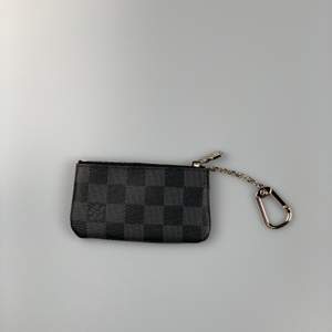 Louis Vuitton Monogram Key Pouch                                           Säljs ny! Den är helt oanvänd. Denna är perfekt för att hålla kort, kontanter, nycklar eller små föremål. En väldigt snygg detalj till sin outfit😁                                               Vi skickar via postnord spårbart, har ni några frågor hör gärna av er! Vår Instagram @pufferyplug