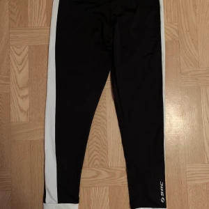 Träningstights i strl 42 - Träningstights i svart och vitt Märket är SOC Strl 42, stretchiga  Aldrig använda, endast testade