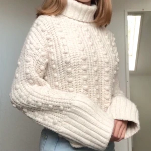 Vit stickad tröja från Bikbok - Vit stickad tröka från Bikbok, knappt använd. Storlek xs/s, passar mig som är 169 cm. 63 kr spårbar frakt.