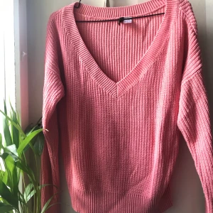 Stickad tröja från H&M - Söt stickad tröja från H&M. Endast använd ett fåtal gånger så tröjan är som i nyskick! 💕
