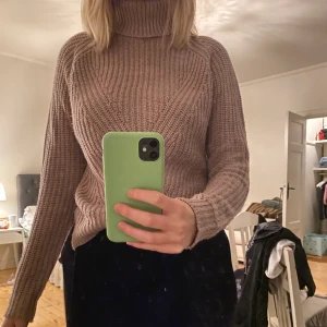 Stickad tröja turtleneck - Fin stickad tröja från vero Moda. Tröjan är i färgen mauve och är i bra skick. Säljer för 150kr nypris 399kr. Storleken är xs men passar s också