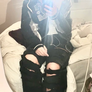 Hugo boss jeans - Baggy jeans från hugo boss som jag klippt själv, de är i bra skick och skulle behövas ett skärp när man använder dom (jag är strl 36/38💕