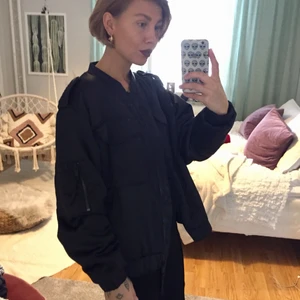 Bomberjacka H&M - Glansig oversize bomberjacka från H&M i i strl 42. 