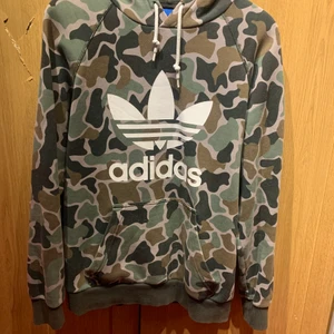 Adidas tjocktröja M - Skön hoddie, men använder den inte mer. 