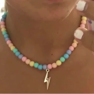 halsband - halsband med pastellpärlor och blixt, frakt 11kr eller mötas i stockholm. kontakta om du är intresserad💕