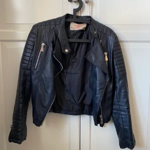 Skinnjacka - Svart motojacket med silvriga detaljer köpt från nakd. Ingen budgivning, först till kvarn gäller. Säljer för 120 kr men pris kan diskuteras. 