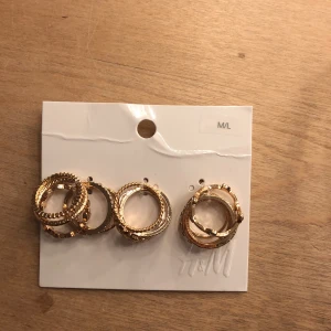 13st guldringar  - 13st guldringar från H&M. Säljer för att jag har exakt samma, samma ringar o storlek sen innan. Helt oöppnade, och då inte använda alls! Frakt tillkommer!