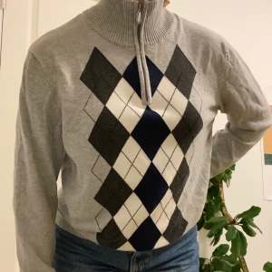 Argyle tröja - Skitsnygg argyle tröja köpt secondhand. Den har ett hål i armhålan men det borde gå lätt att fixa! Storlek M från Dressmann. Så så så snygg men har för många😭