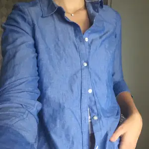 Basic blå skjorta som passar till allt!! Tyvärr lite liten på mig och väljer därför att sälja🌈                                     50kr +frakt