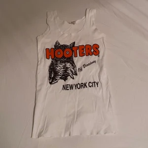 Hooters Top XS  - 90’s vintage top från Hooters. Buda i kommentarerna. Köparen står för frakten 📦🔥