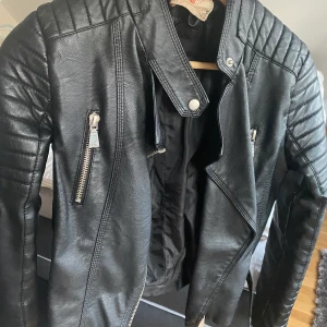 fake skinnjacka från Chelsea🦋 - Välbehållen skinnjacka, ända skadan ser ni på sista bilden, använd fåtal gånger. Kontakta för mer info & bilder gummor💜💜