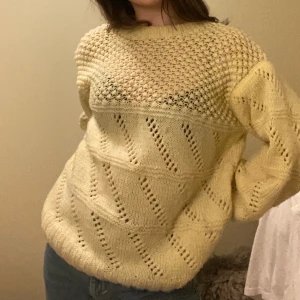 Pastellgul stickad tröja - En jättefin pastellgul stickad tröja i bra skick! Ni står för frakt! 