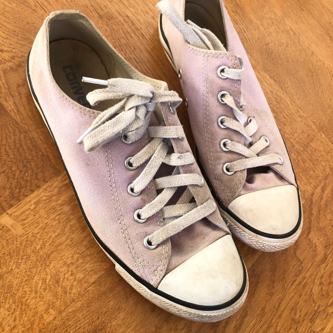 Lila converse skor