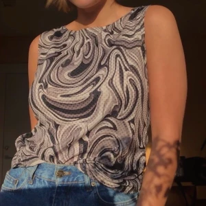 Så najs topp! - Så najs linne i ett fett groovy mönster och med lite ”paljetter” på (inte alls stickiga paljetter). Perfekt både till vardag eller fest! FRI FRAKT :)