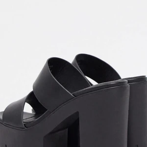 Skor - Svarta grova platåtofflor med klack.