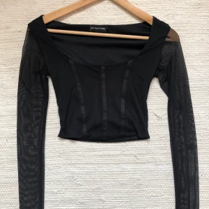 Svart tröja - Snygg tröja som använts ett fåtal gånger. Hör av dig om du vill se fler bilder. 