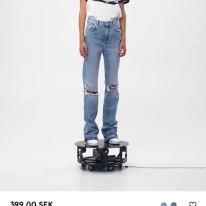 Bershka jeans - Säljer dessa helt nya och o använda jeans från bershka då de helt enkelt inte satt så fint på mig! Lappen gick av så kan inte lämna tillbaka de tycäre:/ nypris 399+49kr frakt! Bud på 460kr❤️ sitter som en 36 små i storleke