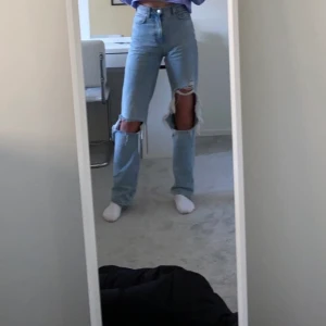 Jeans - Säljer mina super fina mango jeans💗 slut sålda och köpte för 600 kr, fint skick och kan frakta. Frakten ligger på 41 kr
