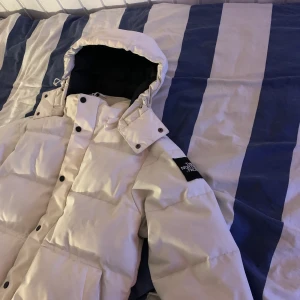 The North Face Puffer White - M - Jättefin The North Face vinterjacka i storlek - M (herr), nypris ca (2500kr). Använt sparsamt med lite general wear. Cond 7,5/10. Världens deal visst? Köparen betalar frakt
