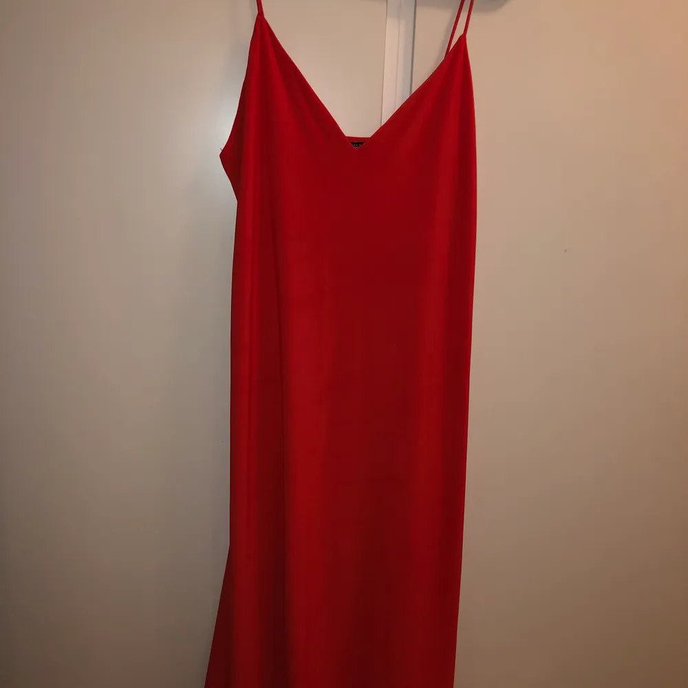Superfin röd linne klänning från zara använd fåtal gånger så i mycket fint skick! Kan hämtas upp på Södermalm annars kostar frakt🥰 storlek passar allt från Xs-L. Klänningar.